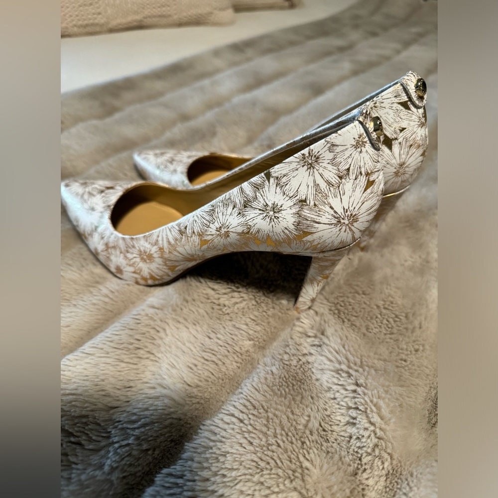 Michael Kors white and gold heels! - Picture 4 of 7